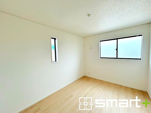 ~2面採光の明るいお部屋~ ・洋室は2面採光とする事で穏やかな陽の入る明るい空間となっております。 ・くつろぎのプライベート時間を明るい空間で穏やかにお過ごしいただけます。