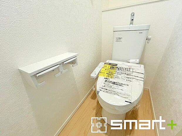 ~やはり便利なタンク式トイレ~ ・最近はタンクレストイレもございますが、タンク式の場合は停電時もお水を流すことが可能。 ・故障時なども比較的費用が安くなるなど、メリットが多くなります。