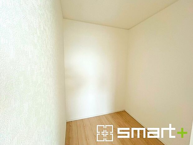 ~憧れのウォークインクローゼット~ ・居室にウォークインを設ける事で季節ものや趣味の用具などもスッキリと収納可能です。 ・ぜひ現地でその便利さをご体感くださいませ。