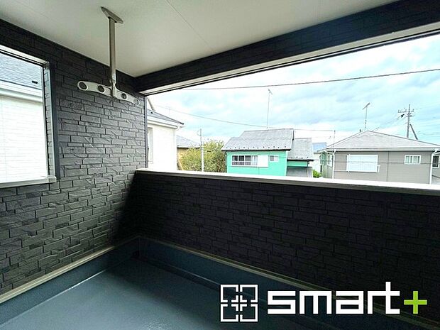 ~屋根付きのバルコニー~ ・バルコニーは屋根付きなので急な雨でも安心です。 ・奥行きもあるので洗濯物が干しやすいのも嬉しいポイントですね。