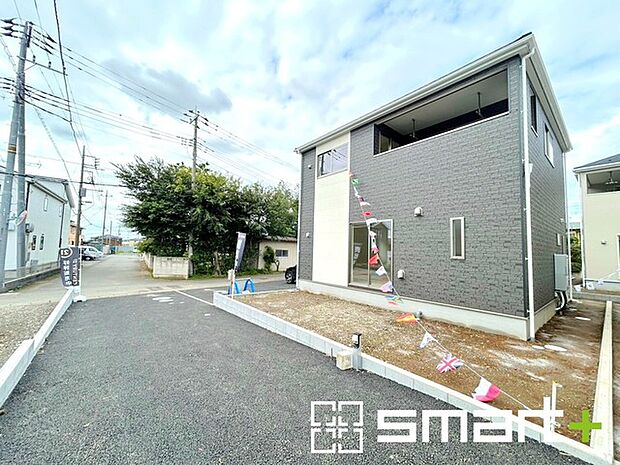 ~ゆとりあるカースペース~ ・セカンドカーや来客時にも困らないカースペース2台分は並列駐車可能でお車の出し入れもラクラク。 ・自転車やバイク、物置などもおける余裕の広さです。