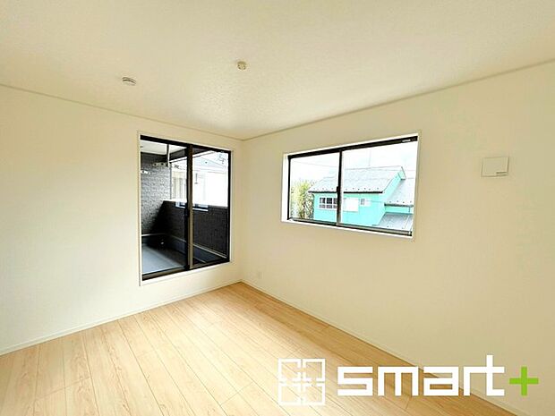 ~2面採光の明るいお部屋~ ・洋室は2面採光とする事で穏やかな陽の入る明るい空間となっております。 ・くつろぎのプライベート時間を明るい空間で穏やかにお過ごしいただけます。