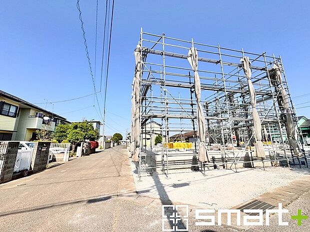 ~開放感ある角地のお住まい~ ・2方向が空く事で開放感のある角地に位置しております。 ・窮屈な感じが無く、ゆったりと暮らせるこの魅力をぜひ現地でご体感くださいませ。