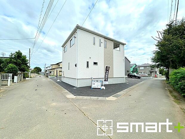 ~開放感ある角地のお住まい~ ・2方向が空く事で開放感のある角地に位置しております。 ・窮屈な感じが無く、ゆったりと暮らせるこの魅力をぜひ現地でご体感くださいませ。