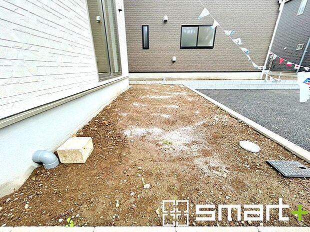 ~お庭もある余裕の敷地~ ・広々した敷地にはお庭もご用意。お庭があるだけで余裕を感じますね。 ・防草シートや人工芝の敷設などのオプションもお気軽にご相談くださいませ。