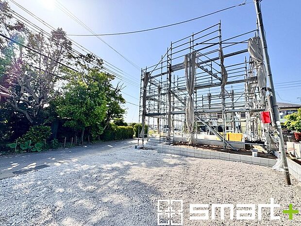 ~閑静な住宅街の立地~ ・周辺は閑静な住宅街となっておりますので、静かな暮らしをご実現いただけます。 ・前面道路の交通量も多くないので、小さなお子様がいるご家庭でもご安心ですね。