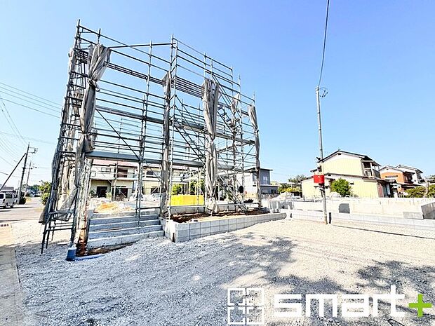 ~閑静な住宅街の立地~ ・周辺は閑静な住宅街となっておりますので、静かな暮らしをご実現いただけます。 ・前面道路の交通量も多くないので、小さなお子様がいるご家庭でもご安心ですね。