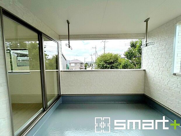 ~屋根付きのバルコニー~ ・バルコニーは屋根付きなので急な雨でも安心です。 ・奥行きもあるので洗濯物が干しやすいのも嬉しいポイントですね。