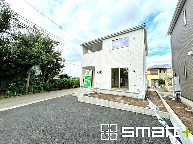 ~ゆとりあるカースペース~ ・セカンドカーや来客時にも困らないカースペース2台分は並列駐車可能でお車の出し入れもラクラク。 ・自転車やバイク、物置などもおける余裕の広さです。