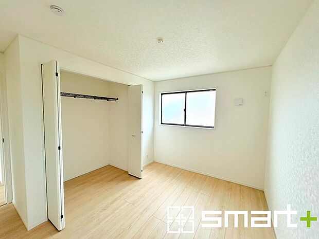 ~収納豊富な洋室~ ・各居室に備え付けの収納をご用意。タンスなどを置く場合と比べ出っ張らないので部屋の中を有効のご活用いただけます。 ・収納の広さなどぜひ現地でご確認くださいませ。