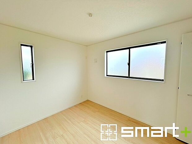 ~2面採光の明るいお部屋~ ・洋室は2面採光とする事で穏やかな陽の入る明るい空間となっております。 ・くつろぎのプライベート時間を明るい空間で穏やかにお過ごしいただけます。