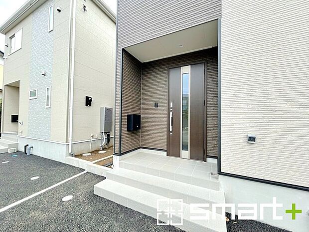 ~デザイン性に優れた玄関~ ・モダンなデザインの玄関ドアを採用する事でお住まいの「顔」の印象が大きく変わります。 ・毎日帰宅した際に嬉しくなる仕様です。