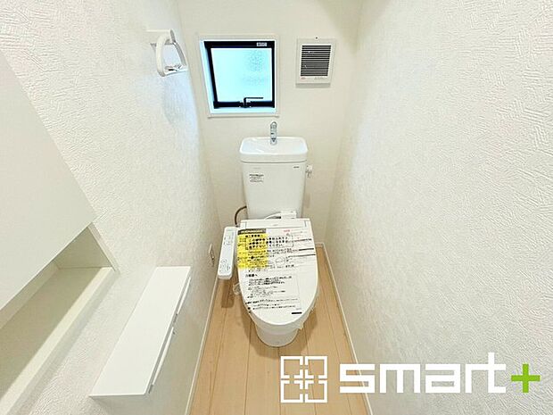 ~窓付きの明るいトイレ~ ・使用後や掃除の際に窓を開ければ、外からの新鮮な空気を取り込み素早く換気ができます。 ・埋め込み収納付きでストックや掃除用具もスッキリ片付きますね。