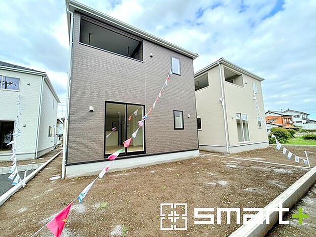 ~広々したお庭のある邸宅~ ・余裕の敷地には広いお庭もご用意。 ・ガーデニングや安らぎの空間として、倉庫を置いたりと様々な活用が可能です。 ・人工芝の敷設などもお気軽にご相談くださいませ。