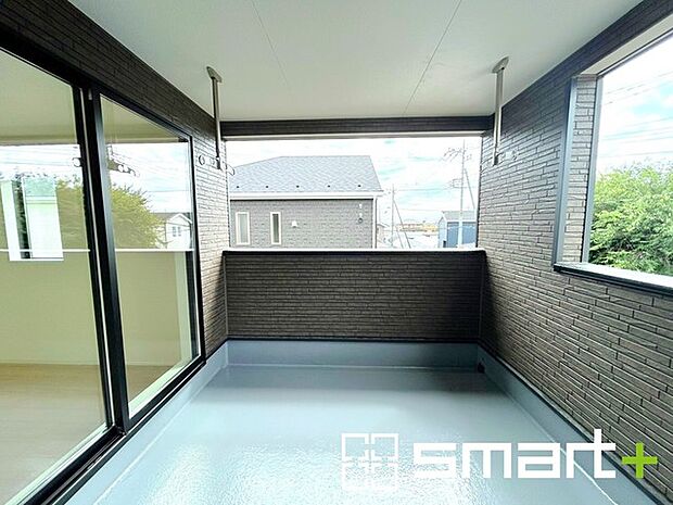 ~屋根付きのバルコニー~ ・バルコニーは屋根付きなので急な雨でも安心です。 ・奥行きもあるので洗濯物が干しやすいのも嬉しいポイントですね。