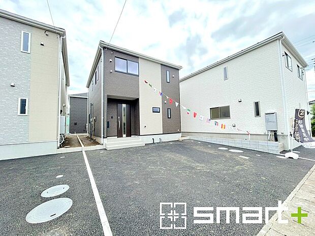 ~ゆとりあるカースペース~ ・セカンドカーや来客時にも困らないカースペース2台分は並列駐車可能でお車の出し入れもラクラク。 ・自転車やバイク、物置などもおける余裕の広さです。