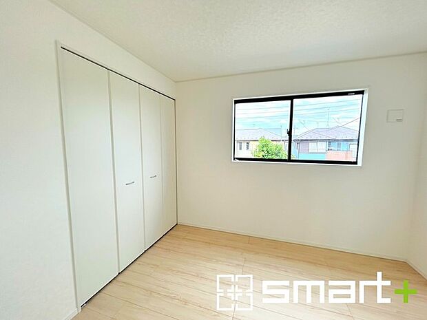 ~2面採光の明るいお部屋~ ・洋室は2面採光とする事で穏やかな陽の入る明るい空間となっております。 ・くつろぎのプライベート時間を明るい空間で穏やかにお過ごしいただけます。