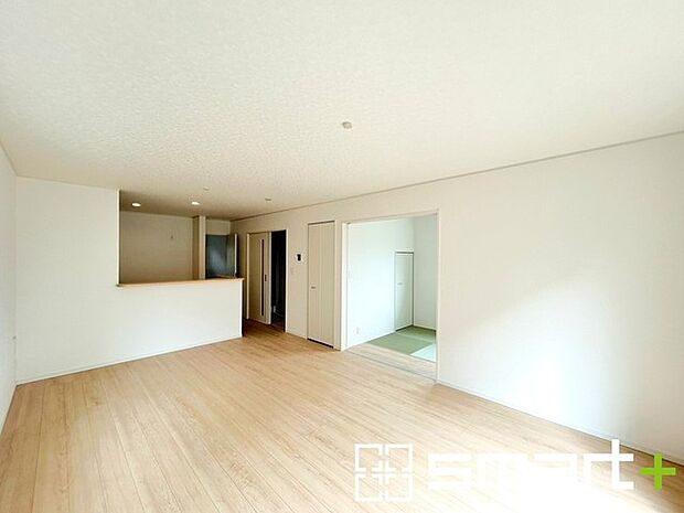~窓からはたっぷりの陽光~ ・穏やかな陽だまりに包まれる居心地の良いLDKは、ご家族が自然と集まる憩いのスペースに。 ・家事をしながらリビング全体が見渡せるカウンターキッチンも魅力。