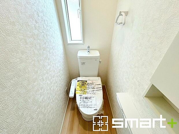 ~窓付きの明るいトイレ~ ・使用後や掃除の際に窓を開ければ、外からの新鮮な空気を取り込み素早く換気ができます。 ・埋め込み収納付きでストックや掃除用具もスッキリ片付きますね。