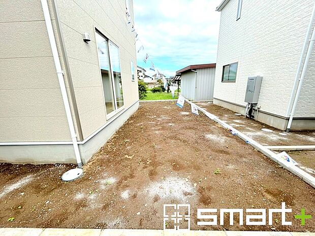 ~お庭もある余裕の敷地~ ・広々した敷地にはお庭もご用意。お庭があるだけで余裕を感じますね。 ・防草シートや人工芝の敷設などのオプションもお気軽にご相談くださいませ。