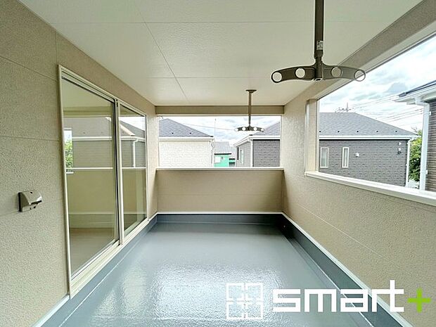 ~屋根付きのバルコニー~ ・バルコニーは屋根付きなので急な雨でも安心です。 ・奥行きもあるので洗濯物が干しやすいのも嬉しいポイントですね。