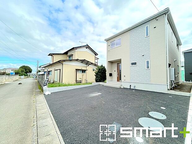 ~ゆとりあるカースペース~ ・セカンドカーや来客時にも困らないカースペース2台分は並列駐車可能でお車の出し入れもラクラク。 ・自転車やバイク、物置などもおける余裕の広さです。