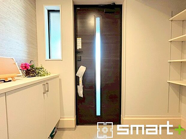 ~シューズインクロークのある玄関~ ・玄関横にシューズインクロークをご用意。 ・追加の靴置きとしてはもちろん、スキー・ゴルフなど趣味の用具の置場としてもご利用いただけます。