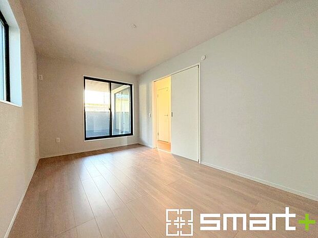 ~2面採光の明るいお部屋~ ・洋室は2面採光とする事で穏やかな陽の入る明るい空間となっております。 ・くつろぎのプライベート時間を明るい空間で穏やかにお過ごしいただけます。