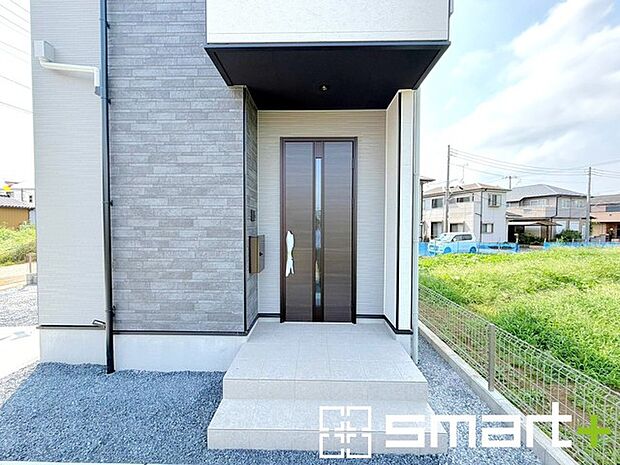 ~お住まいの顔「玄関」~ ・玄関ドアの上にはもちろん軒がございますので、雨の日でも濡れずに鍵の開閉が可能です。 ・鍵は防犯性に優れたディンプルキーを採用。