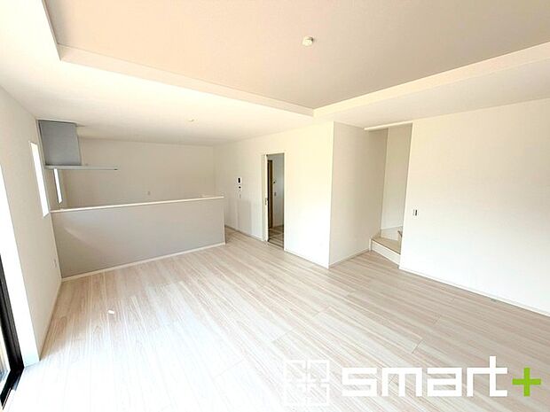 ~折り上げ天井のあるLDK~ ・一部天井を高くする折り上げ天井を配する事で縦への空間が生まれ、開放感のある広々とした仕様に。 ・ぜひ現地でその魅力をご体感くださいませ。