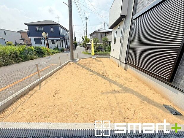 ~お庭もある余裕の敷地~ ・広々した敷地にはお庭もご用意。お庭があるだけで余裕を感じますね。 ・防草シートや人工芝の敷設などのオプションもお気軽にご相談くださいませ。
