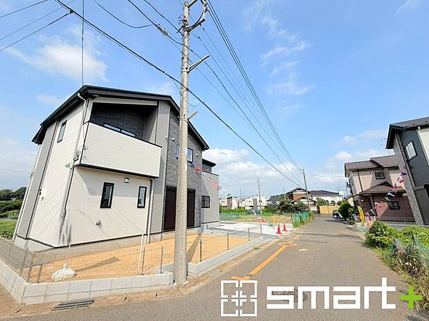 ~開放感ある角地のお住まい~ ・2方向が空く事で開放感のある角地に位置しております。 ・窮屈な感じが無く、ゆったりと暮らせるこの魅力をぜひ現地でご体感くださいませ。