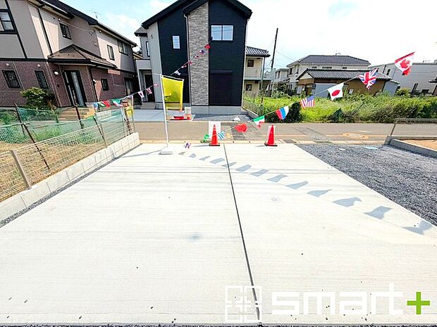 ~ゆとりあるカースペース~ ・セカンドカーや来客時にも困らないカースペース2台分は並列駐車可能でお車の出し入れもラクラク。 ・カーポートなどのオプションもお気軽にご相談くださいませ。