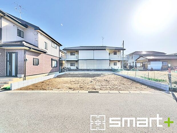 ~閑静な住宅街の立地~ ・周辺は閑静な住宅街となっておりますので、静かな暮らしをご実現いただけます。 ・前面道路の交通量も多くないので、小さなお子様がいるご家庭でもご安心ですね。