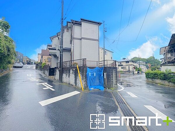 ～開放感ある角地のお住まい～ ・2方向が空く事で開放感のある角地に位置しております。 ・窮屈な感じが無く、ゆったりと暮らせるこの魅力をぜひ現地でご体感くださいませ。