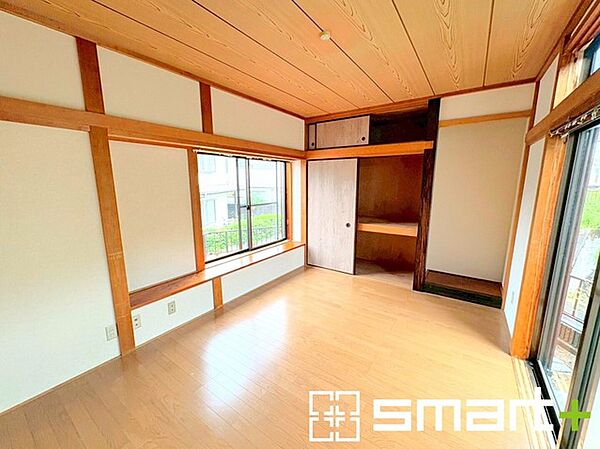 ～オプション施行もお任せください～ ・フローリングの変色など劣化を軽減し、水をこぼした場合などにも防いでくれるフロアコーテイングが人気となっております。 ・オプション施行もお任せください。