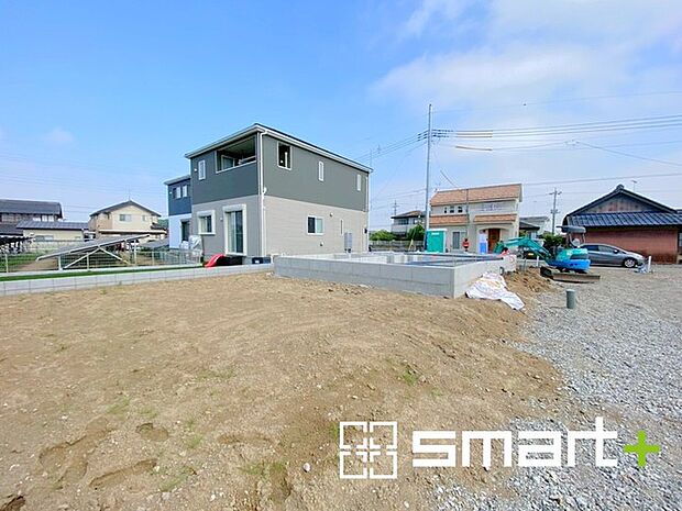 ~ベタ基礎でしっかりとした土台~ ・コンクリートの中に鉄筋を配し強度を高めた「ベタ基礎」を採用。 ・しっかりとした土台を造ったうえで、その上に建物が築造されていきます。