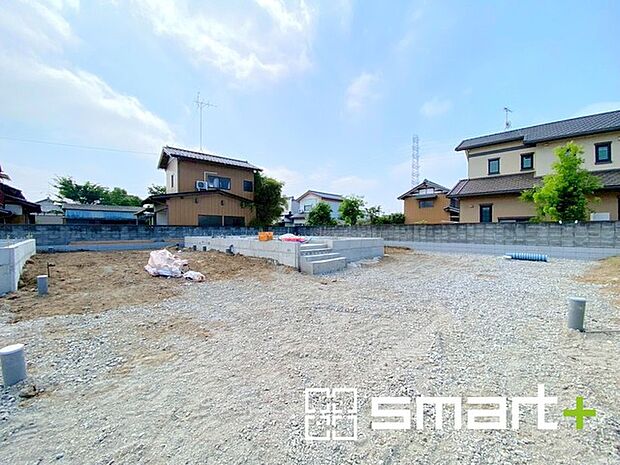 ～閑静な住宅街の立地～ ・周辺は閑静な住宅街となっておりますので、静かな暮らしをご実現いただけます。 ・前面道路の交通量も多くないので、小さなお子様がいるご家庭でもご安心ですね。 
