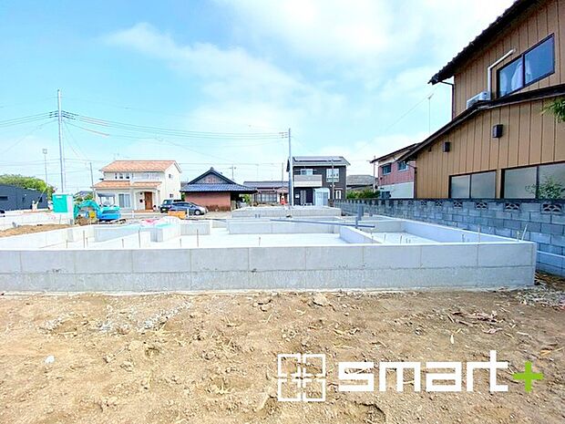 ～ベタ基礎でしっかりとした土台～ ・コンクリートの中に鉄筋を配し強度を高めた「ベタ基礎」を採用。 ・しっかりとした土台を造ったうえで、その上に建物が築造されていきます。 