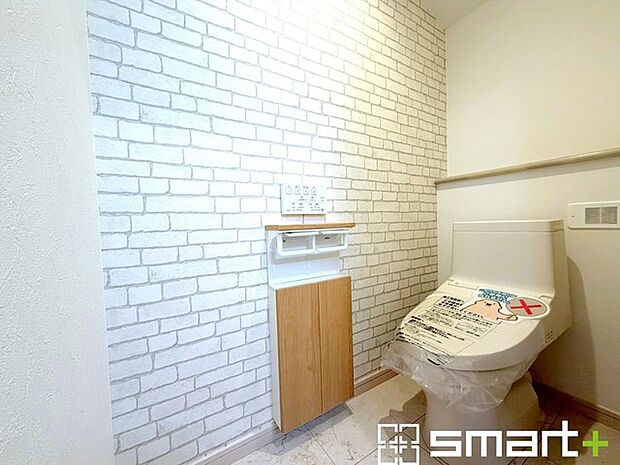 ~埋め込み収納でトイレをスッキリ~ ・壁の厚さを利用して収納を埋め込みました。 ・床に収納を置かなくていいので床掃除も楽々です。