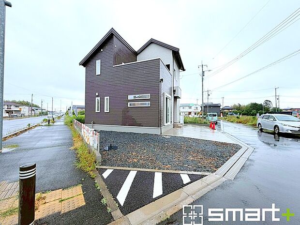 ~開放感ある角地のお住まい~ ・2方向が空く事で開放感のある角地に位置しております。 ・窮屈な感じが無く、ゆったりと暮らせるこの魅力をぜひ現地でご体感くださいませ。