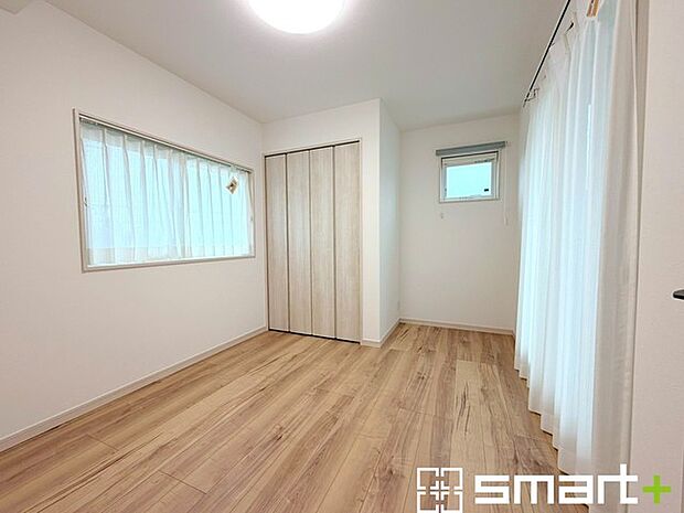 ~2面採光の明るいお部屋~ ・洋室は2面採光とする事で穏やかな陽の入る明るい空間となっております。 ・くつろぎのプライベート時間を明るい空間で穏やかにお過ごしいただけます。