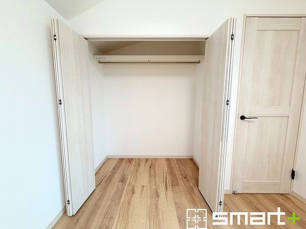 ~収納豊富な洋室~ ・各居室に備え付けの収納をご用意。タンスなどを置く場合と比べ出っ張らないので部屋の中を有効のご活用いただけます。 ・収納の広さなどぜひ現地でご確認くださいませ。