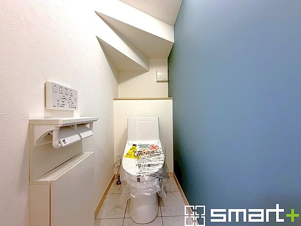 ～埋め込み収納でトイレをスッキリ～ ・壁の厚さを利用して収納を埋め込みました。 ・床に収納を置かなくていいので床掃除も楽々です。