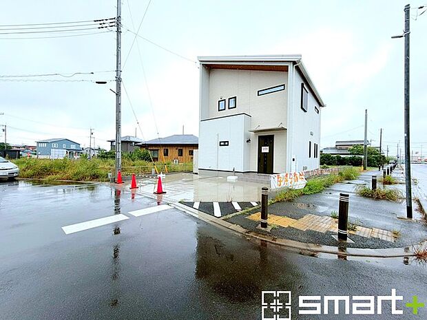 ～開放感ある角地のお住まい～ ・2方向が空く事で開放感のある角地に位置しております。 ・窮屈な感じが無く、ゆったりと暮らせるこの魅力をぜひ現地でご体感くださいませ。 