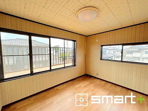～2面採光の明るいお部屋～ ・洋室は2面採光とする事で穏やかな陽の入る明るい空間となっております。 ・くつろぎのプライベート時間を明るい空間で穏やかにお過ごしいただけます。