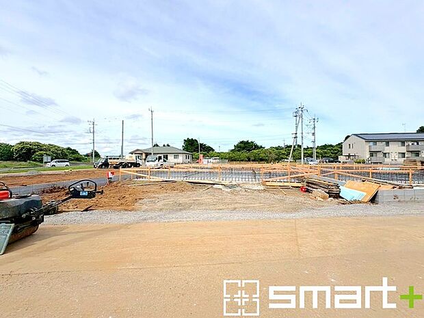 ~閑静な住宅街の立地~ ・周辺は閑静な住宅街となっておりますので、静かな暮らしをご実現いただけます。 ・前面道路の交通量も多くないので、小さなお子様がいるご家庭でもご安心ですね。