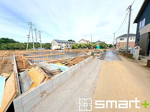 ~閑静な住宅街の立地~ ・周辺は閑静な住宅街となっておりますので、静かな暮らしをご実現いただけます。 ・前面道路の交通量も多くないので、小さなお子様がいるご家庭でもご安心ですね。