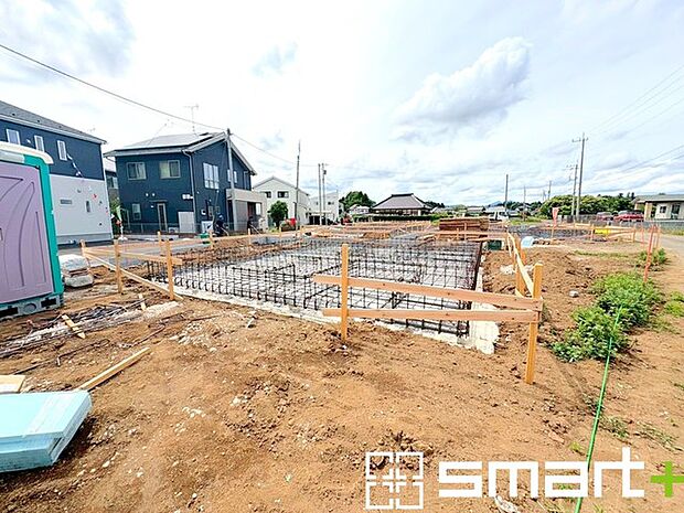 ~ベタ基礎でしっかりとした土台~ ・コンクリートの中に鉄筋を配し強度を高めた「ベタ基礎」を採用。 ・しっかりとした土台を造ったうえで、その上に建物が築造されていきます。