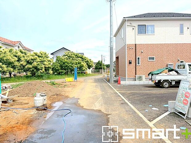 ~閑静な住宅街の立地~ ・周辺は閑静な住宅街となっておりますので、静かな暮らしをご実現いただけます。 ・前面道路の交通量も多くないので、小さなお子様がいるご家庭でもご安心ですね。